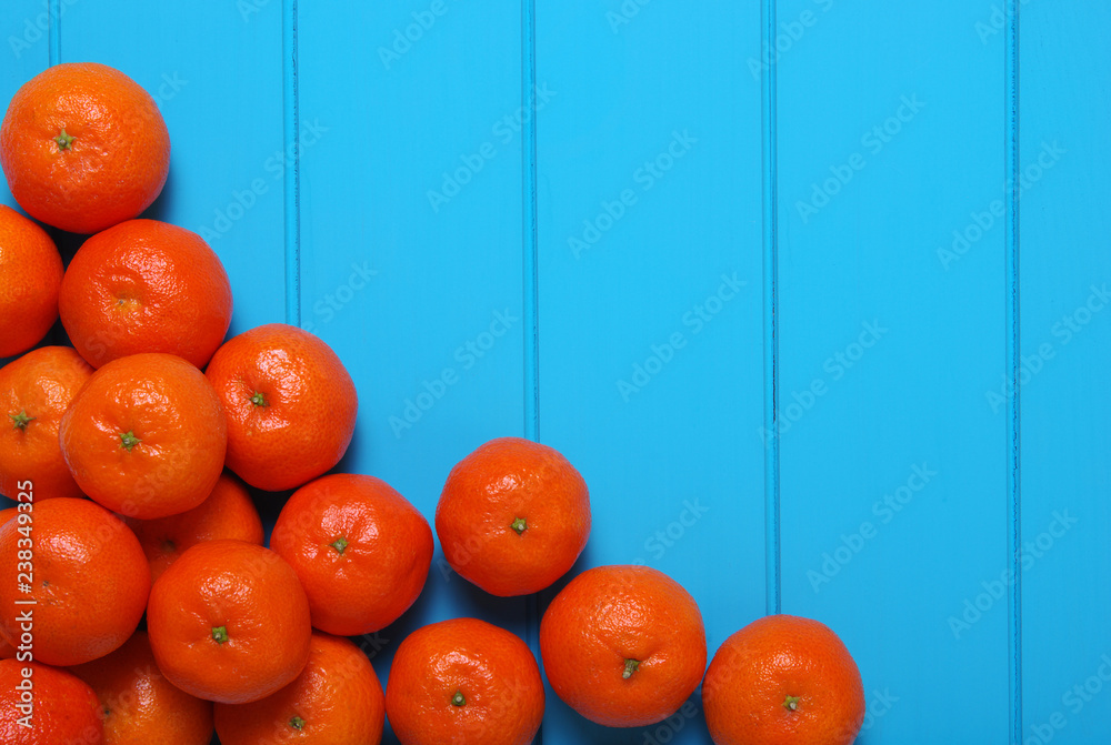 木桌背景上的橘子