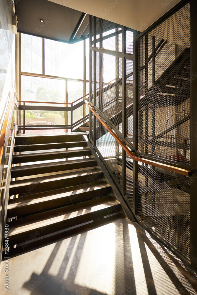 现代钢楼梯间阁楼设计，室内设计翻新概念。