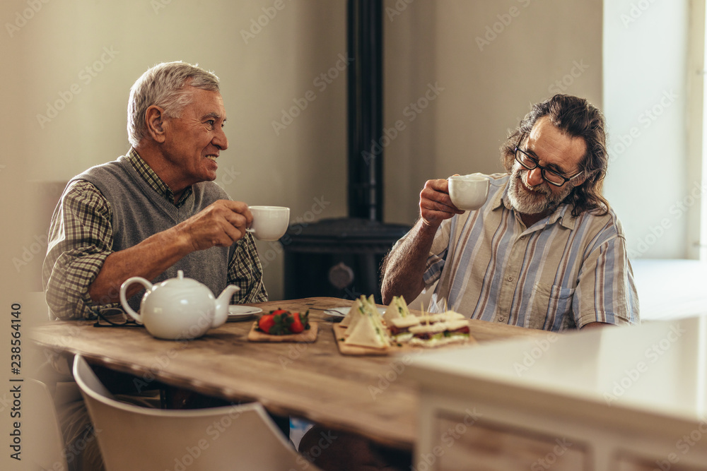 退休朋友在家喝茶吃零食
