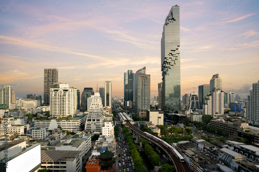 泰国曼谷日落前的曼谷交通与现代商务大厦俯视图