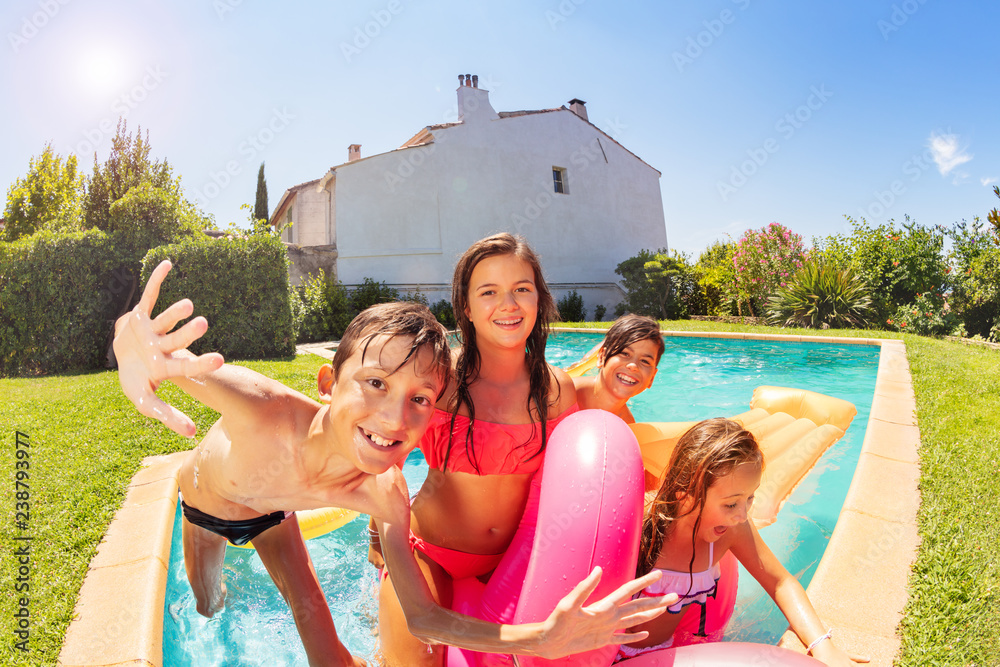 朋友们在夏天享受户外泳池派对