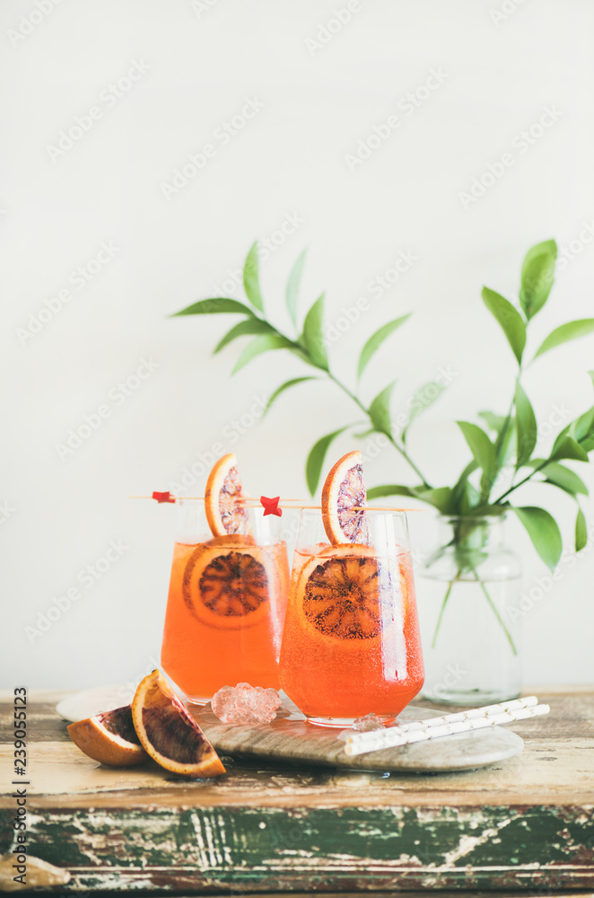 杯装橙子和冰块的Aperol雪碧酒精鸡尾酒
