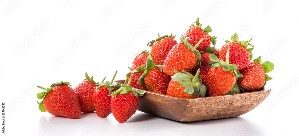 一碗美丽的草莓，孤立在白色背景上，有修剪路径，特写，宏观。