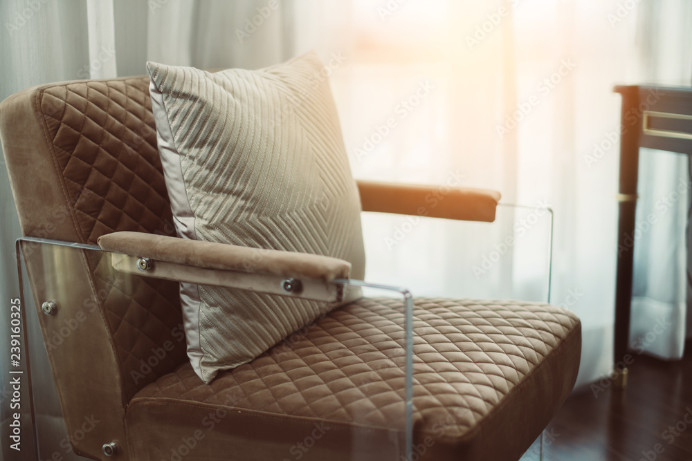 扶手椅支腿与家具下地毯的特写细节
