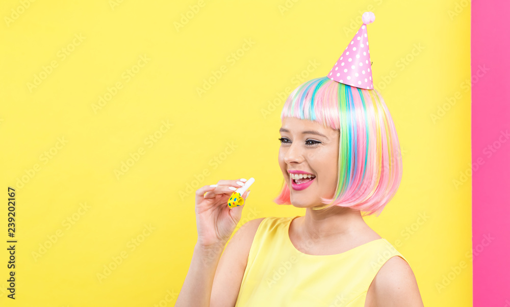 戴着假发的女人，黄色和粉色相间的背景上戴着派对帽和配饰