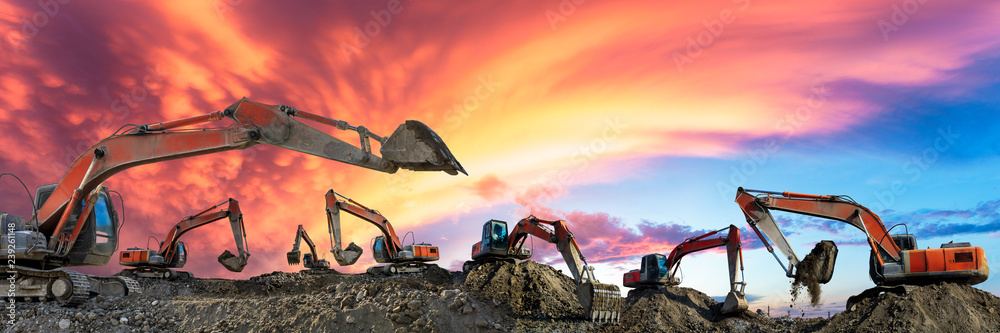 日落时分，许多挖掘机在施工现场作业，全景尽收眼底