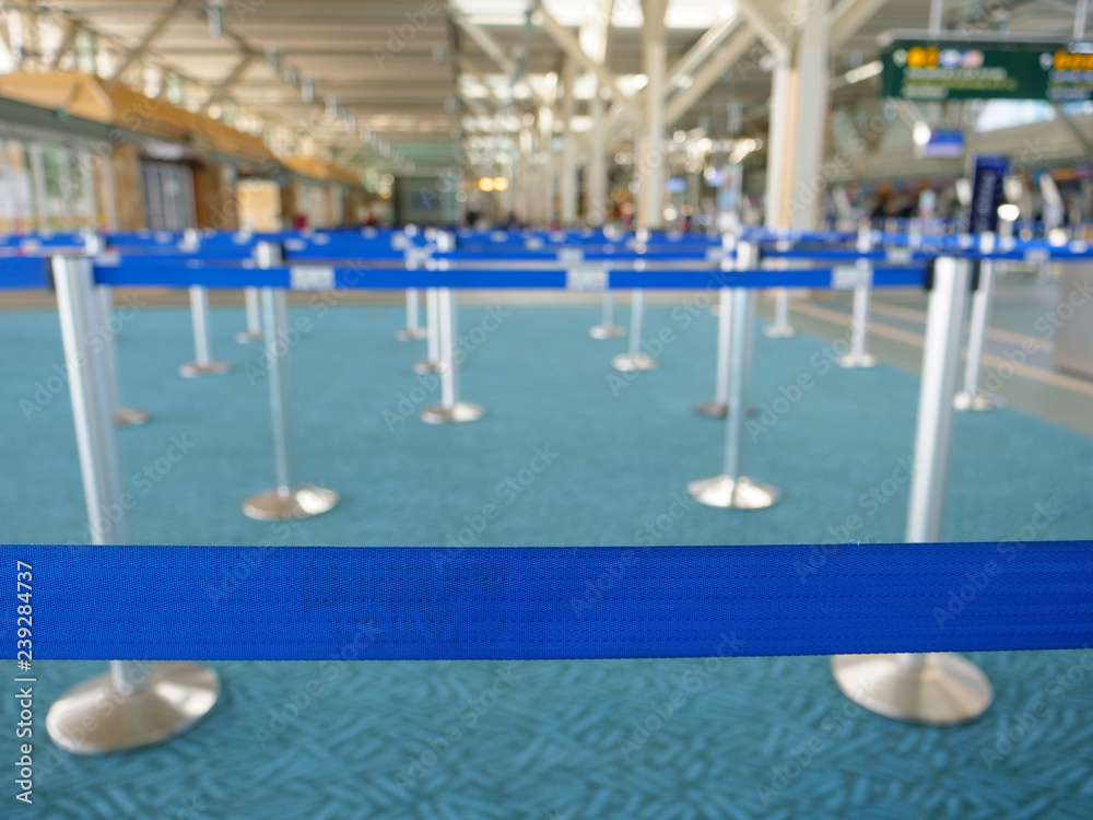 特写：明亮的国际机场内的空行李寄存线。