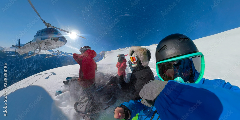 SELFIE：一群极限滑雪运动员在等待直升机来接他们