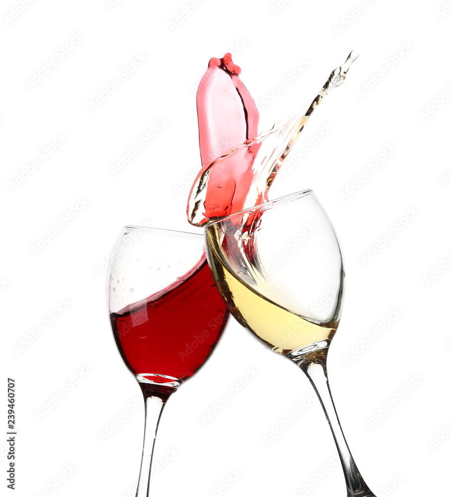 白底溅满葡萄酒的玻璃杯
