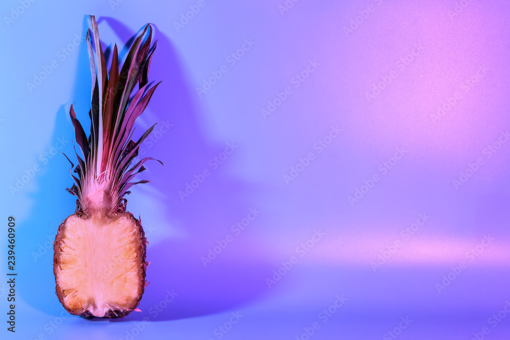 半个成熟的菠萝在彩色背景上