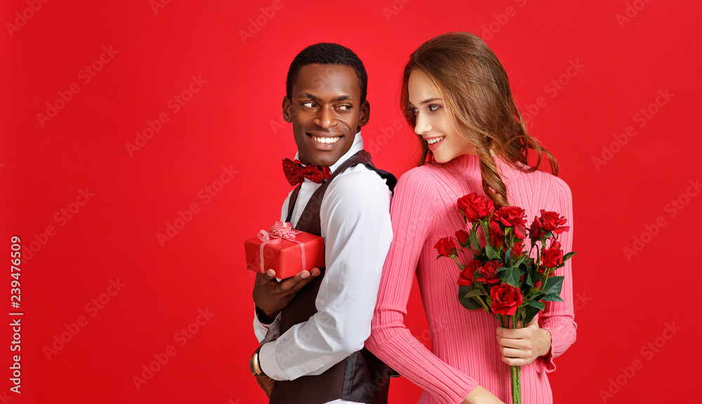 情人节概念。有爱心、有鲜花、有红色礼物的幸福年轻情侣