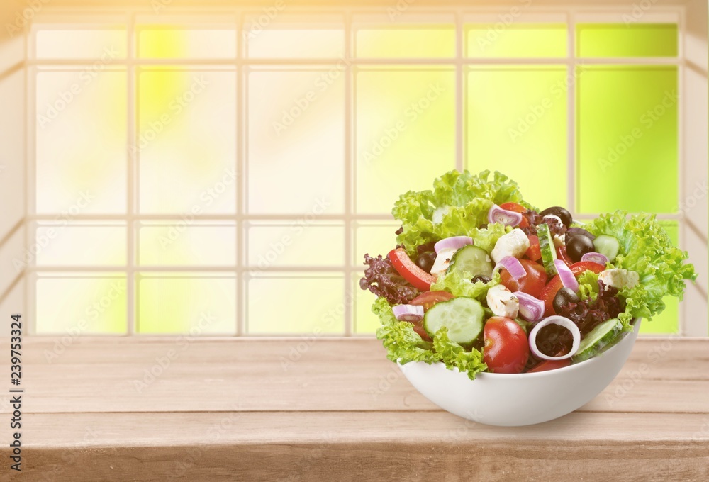 白色盘子里的蔬菜和新鲜沙拉的特写照片