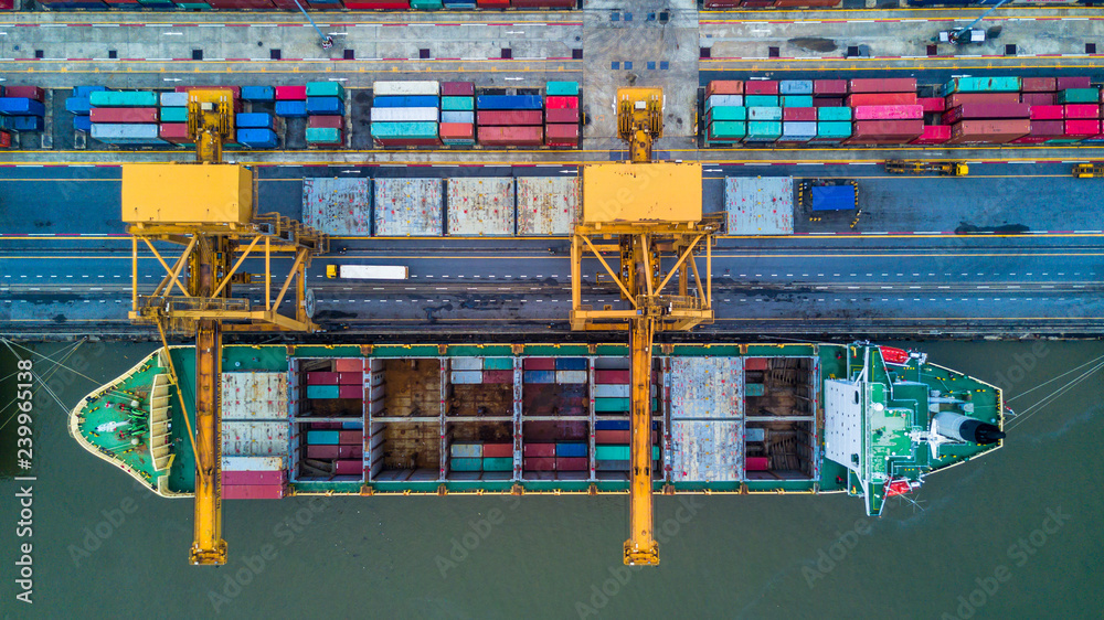 集装箱船运输进出口集装箱，鸟瞰商业物流和货运t