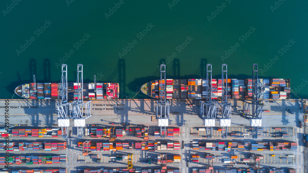 集装箱船运输进出口集装箱，鸟瞰商业物流和货运t