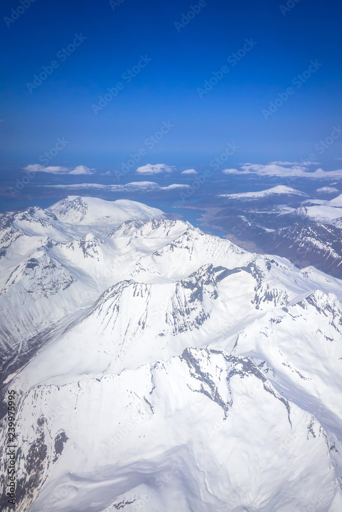 从飞机上俯瞰白雪皑皑的挪威