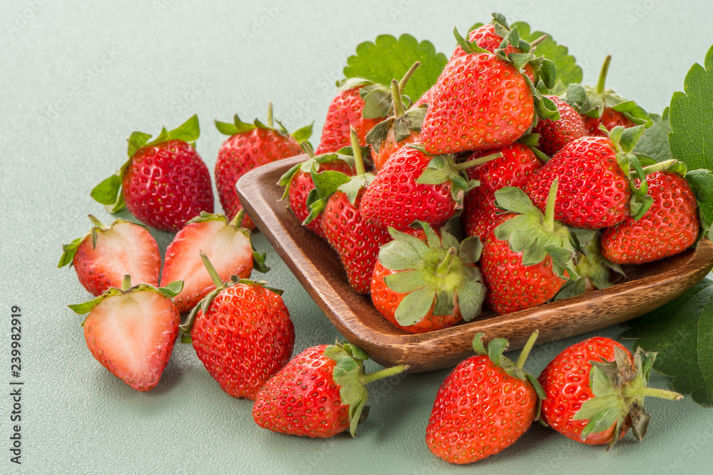 一个美丽美味的草莓集，隔离在彩色背景上，特写，宏观，复制sp