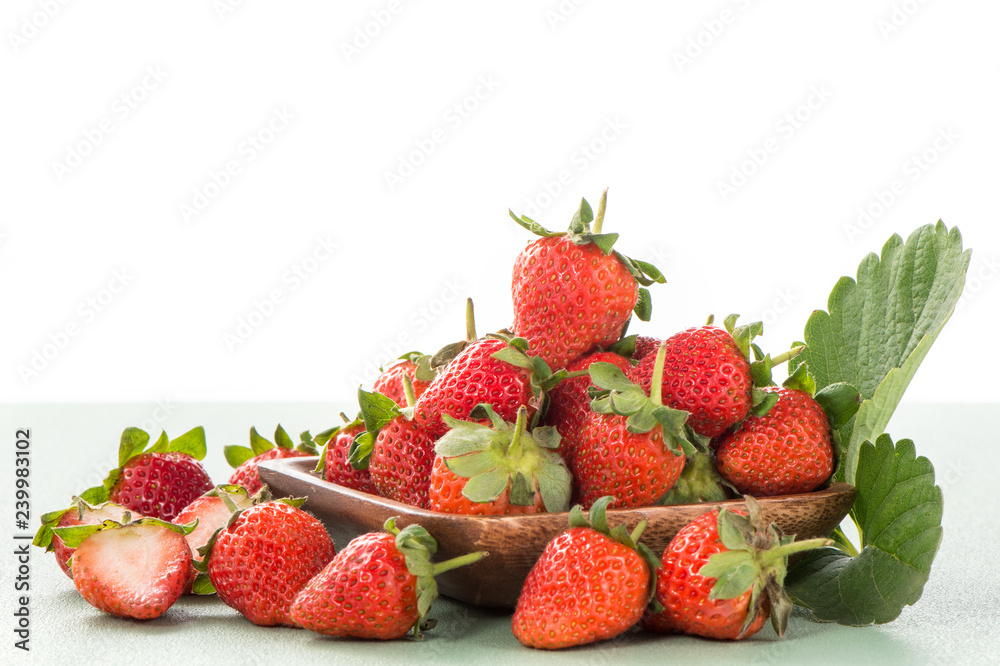 一个美丽美味的草莓集，孤立在彩色背景上，特写，宏观，复制sp