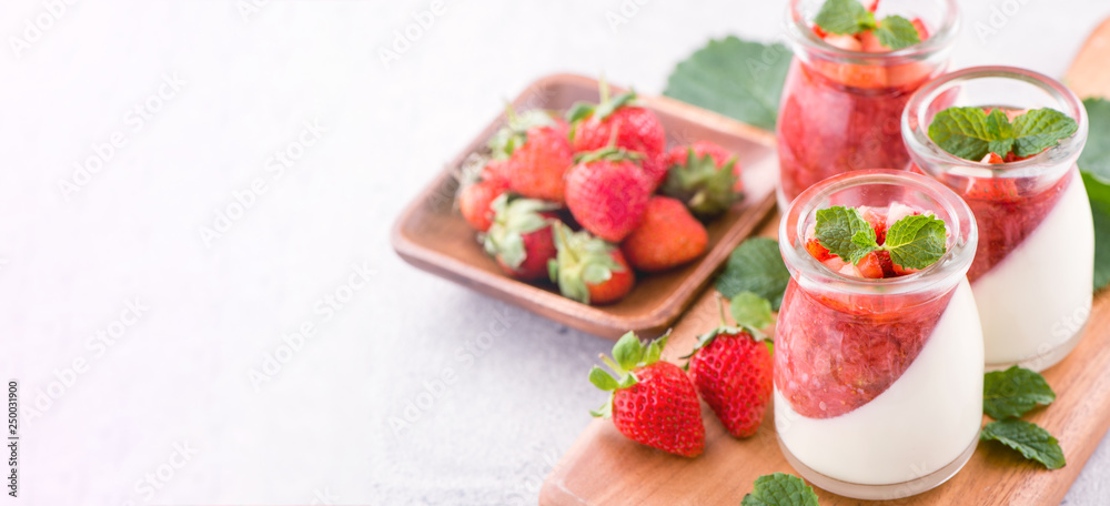 美味营养的双色（彩色）草莓甜点，配薄荷和肉丁浇头