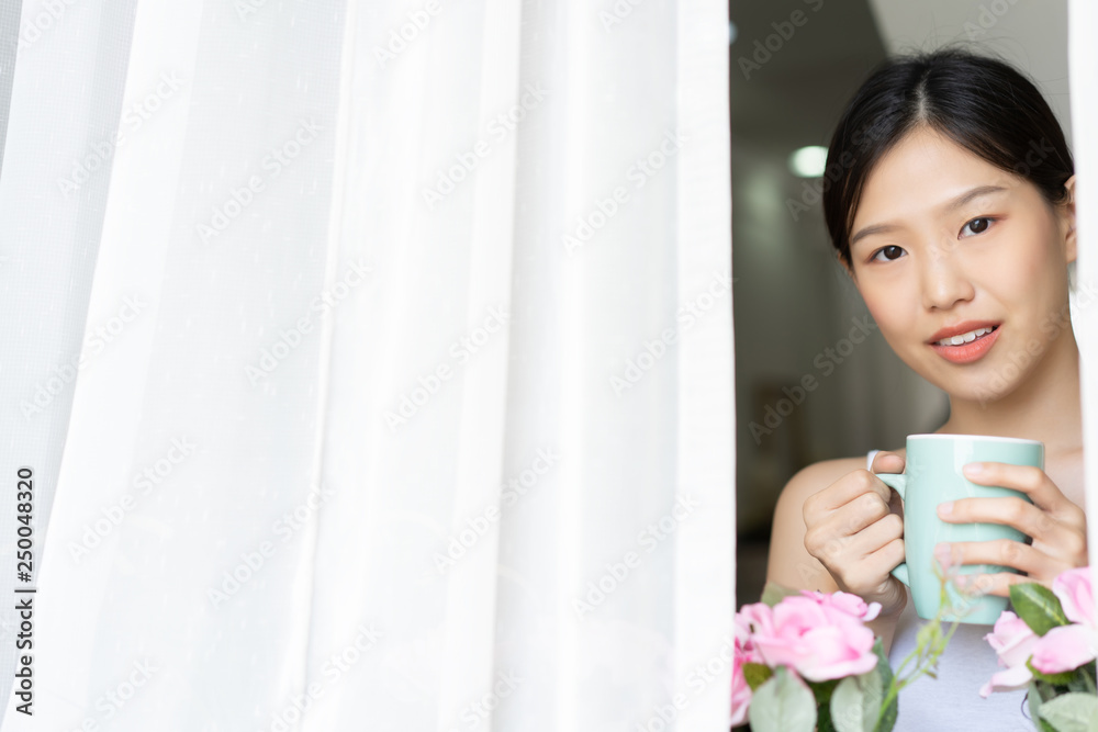 亚洲女人在家喝咖啡放松的肖像