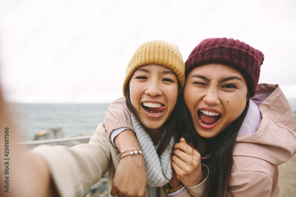 两位亚洲女性朋友站在户外玩得很开心