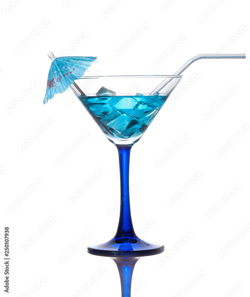 在白色背景下隔离的玻璃中的蓝色鸡尾酒。-图片