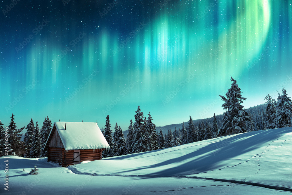 雪山木屋，夜空北极光，奇妙的冬季景观