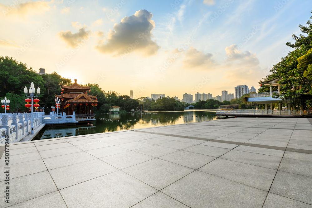 中国上海美丽的城市花园和空层的传统展馆建筑