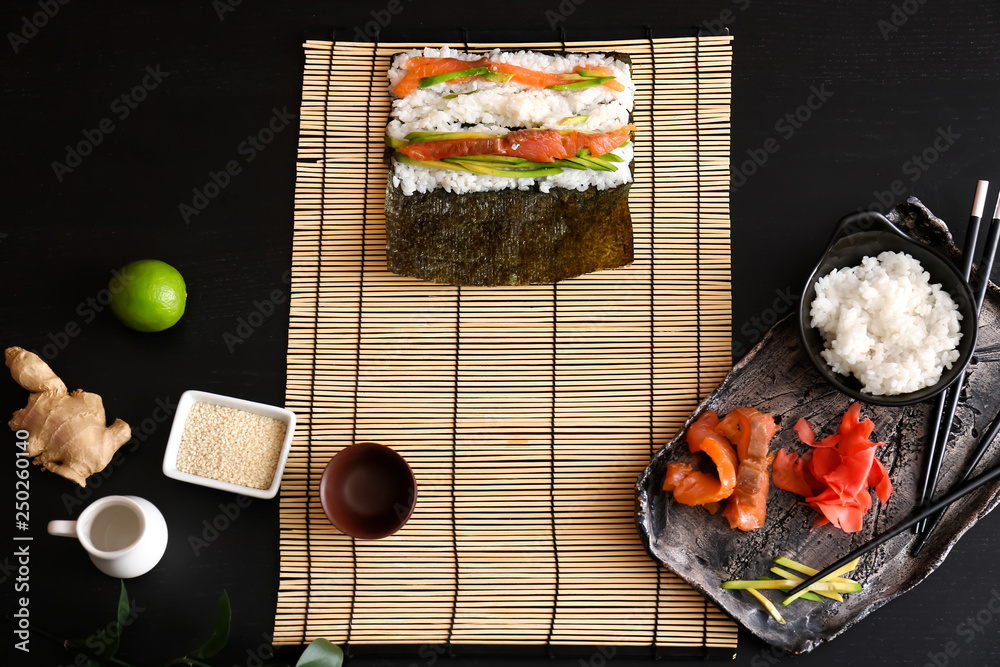 餐桌上制作美味寿司卷的原料