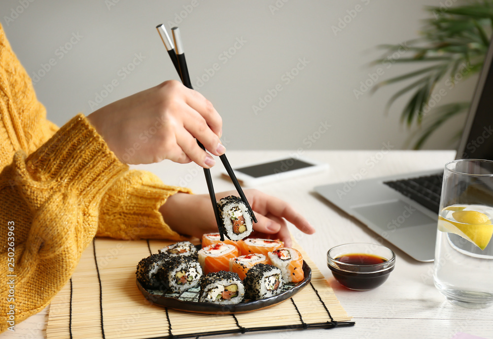 女人在家吃美味的寿司卷