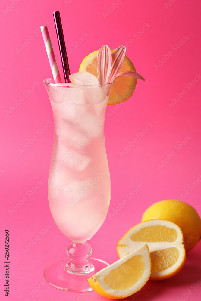一杯彩色背景的新鲜柠檬水