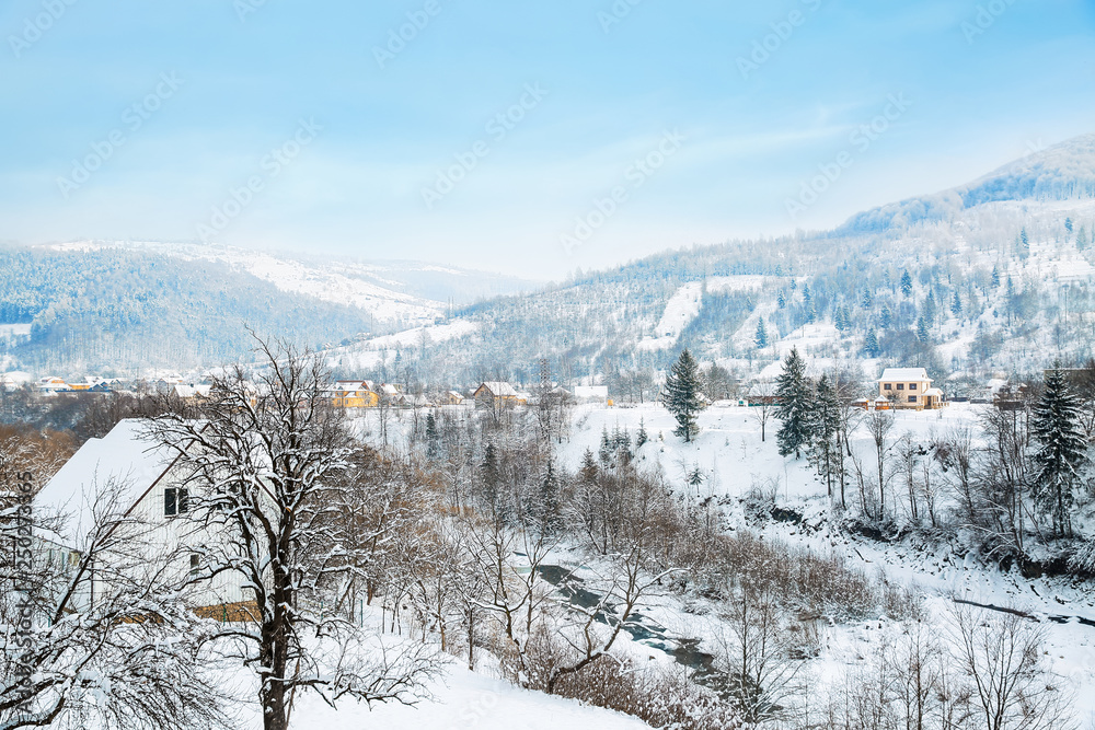 冬日里美丽的雪山度假村
