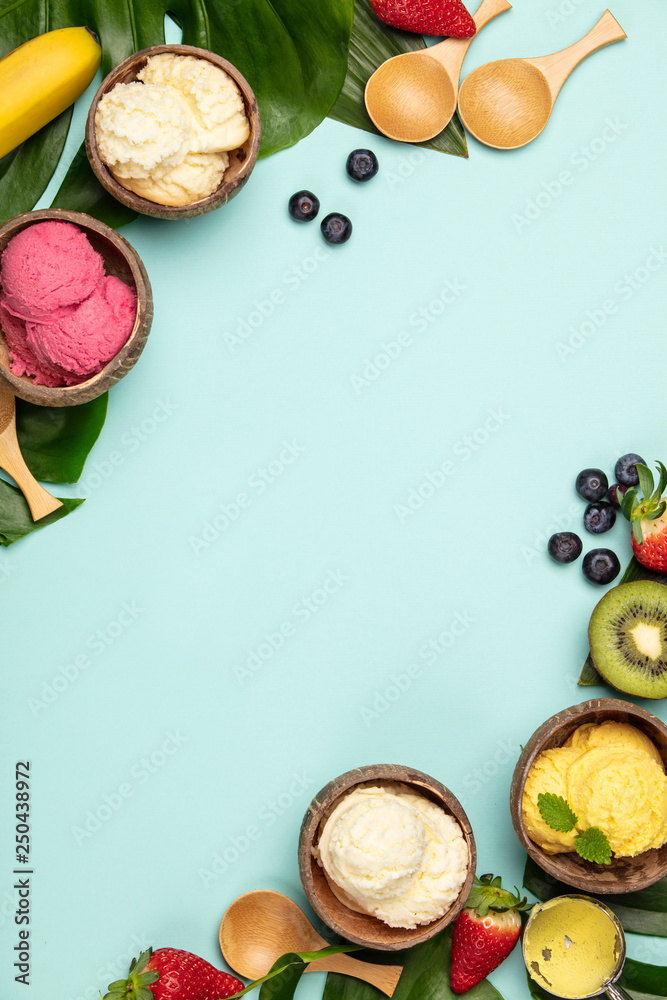 椰子壳里有各种冰淇淋的热带水果和植物