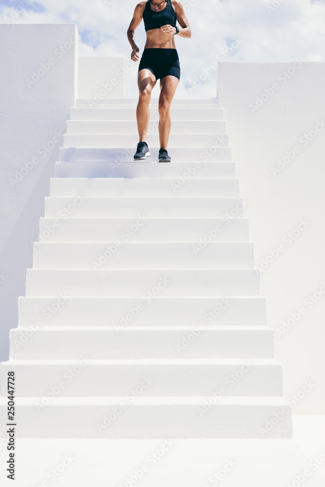 女运动员从建筑物的楼梯上跑下来