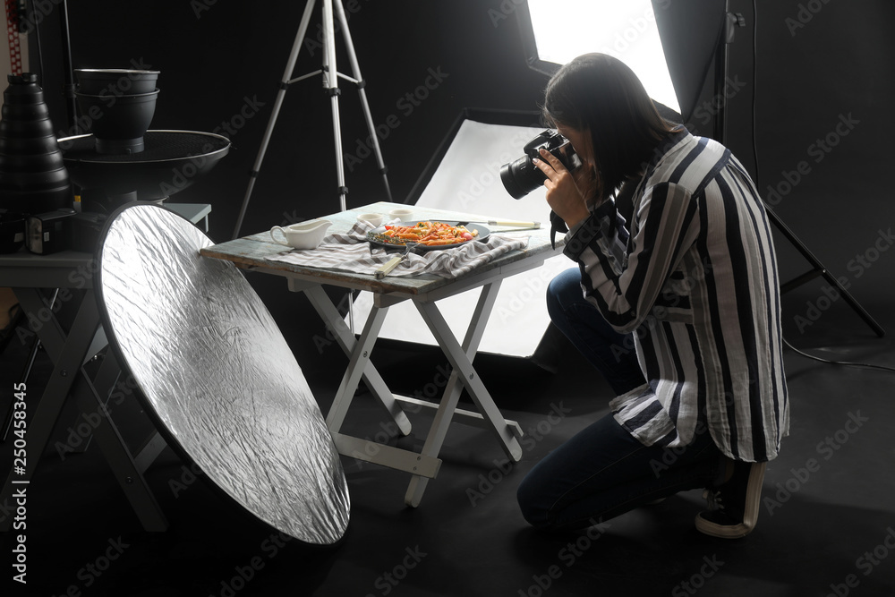 年轻女子在专业照相馆拍摄美味的意大利面