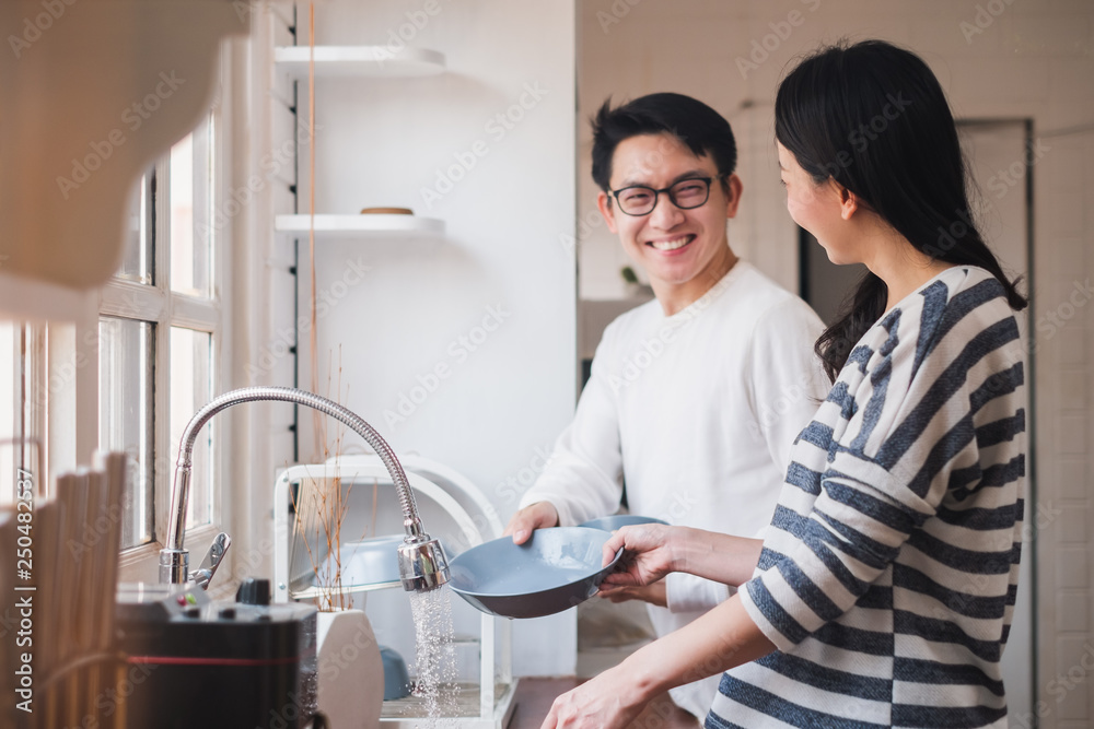 亚洲夫妇一家在厨房一起洗碗