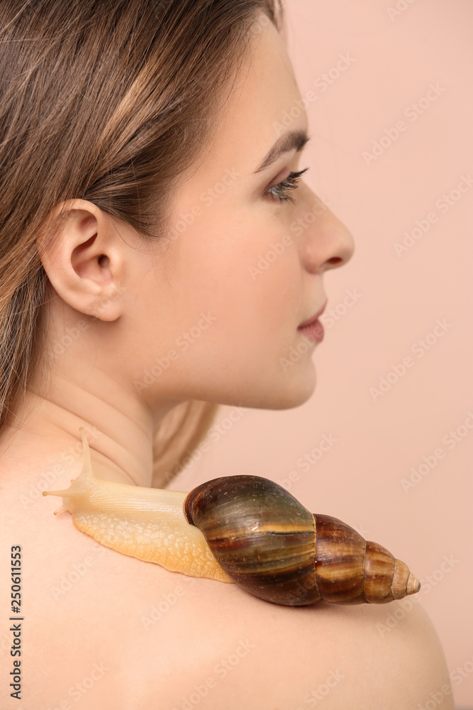 彩色背景上有一只巨大的阿卡塔那蜗牛的年轻女子
