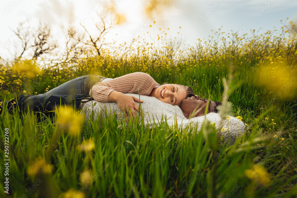 躺在花丛里的浪漫情侣
