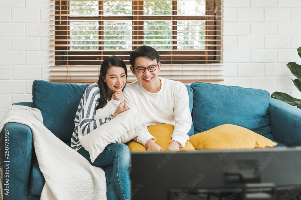 亚洲情侣生活方式，男人和女人在家看电视电影，家庭生活方式放松和交流