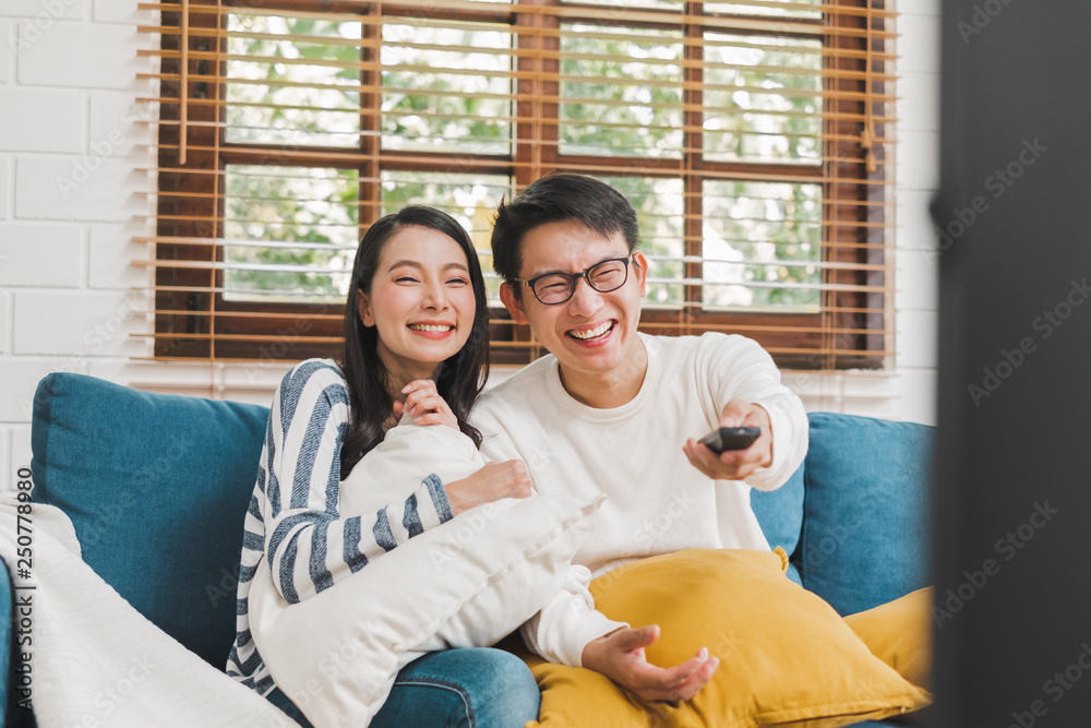 亚洲情侣生活方式，男人和女人在家看电视电影，家庭生活方式放松和交流