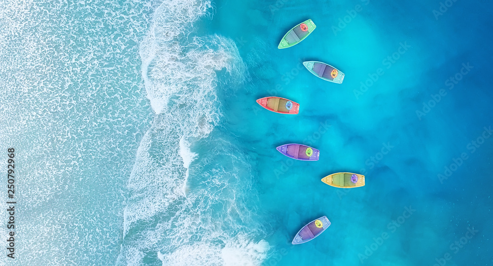 空中划船。土耳其海上鸟瞰图。阳光明媚的夏日海景，清澈的海水。顶级赛事