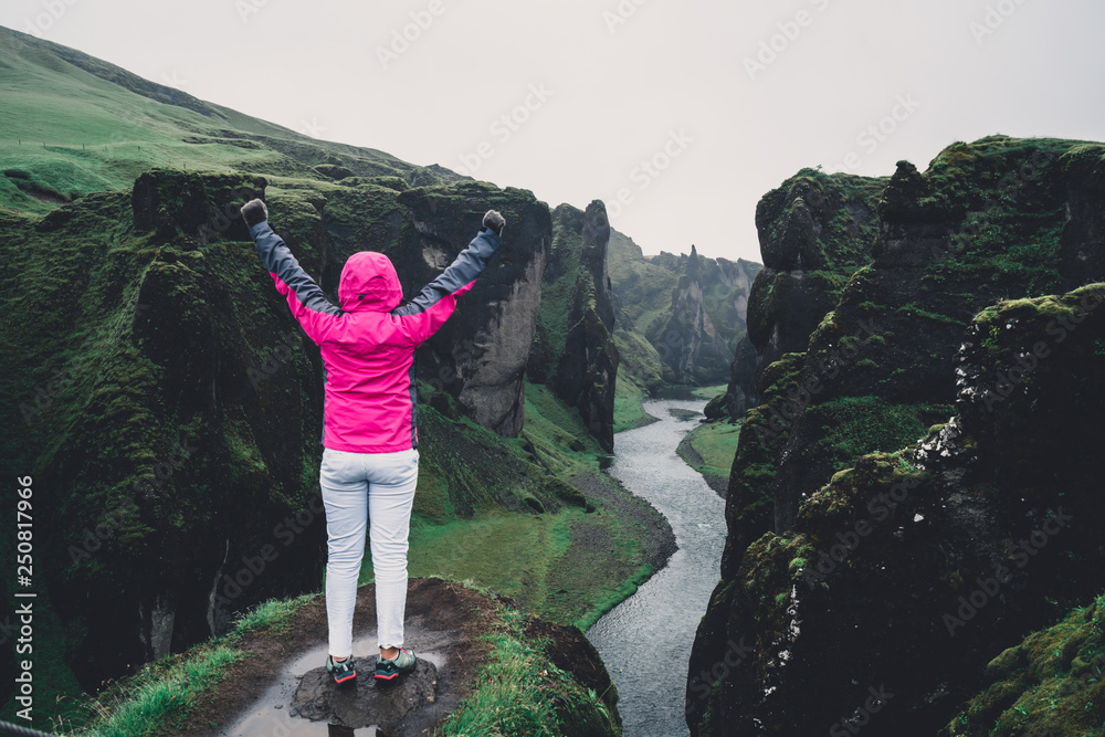 冰岛Fjadrargljufur的女性旅行者。