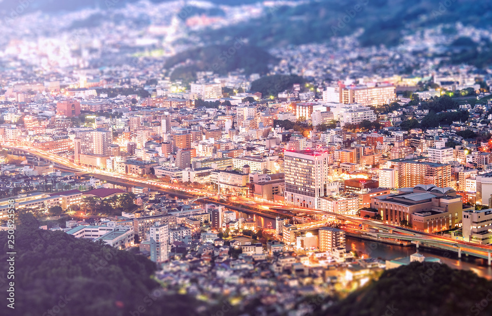 商业理念，倾斜转换效果，从新山顶的伊那山开始的长崎黄昏现代城市景观