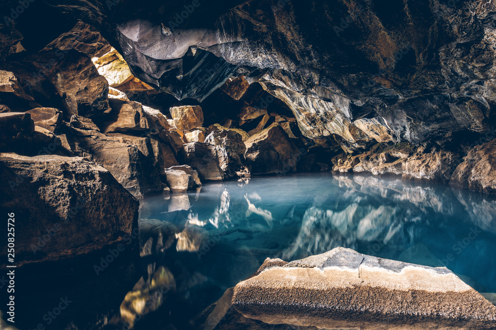 冰岛Grjotagja洞穴温泉