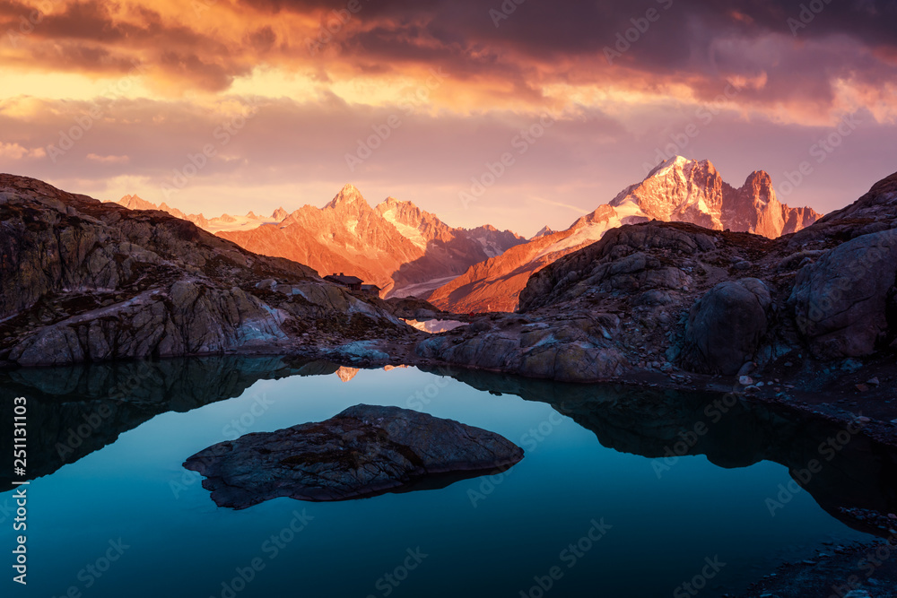 法国阿尔卑斯山脉勃朗湖上的彩色日落。背景是蒙特比安科山脉。瓦隆