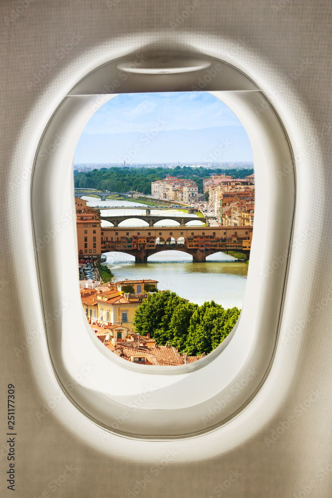 从飞机窗户看意大利佛罗伦萨小镇