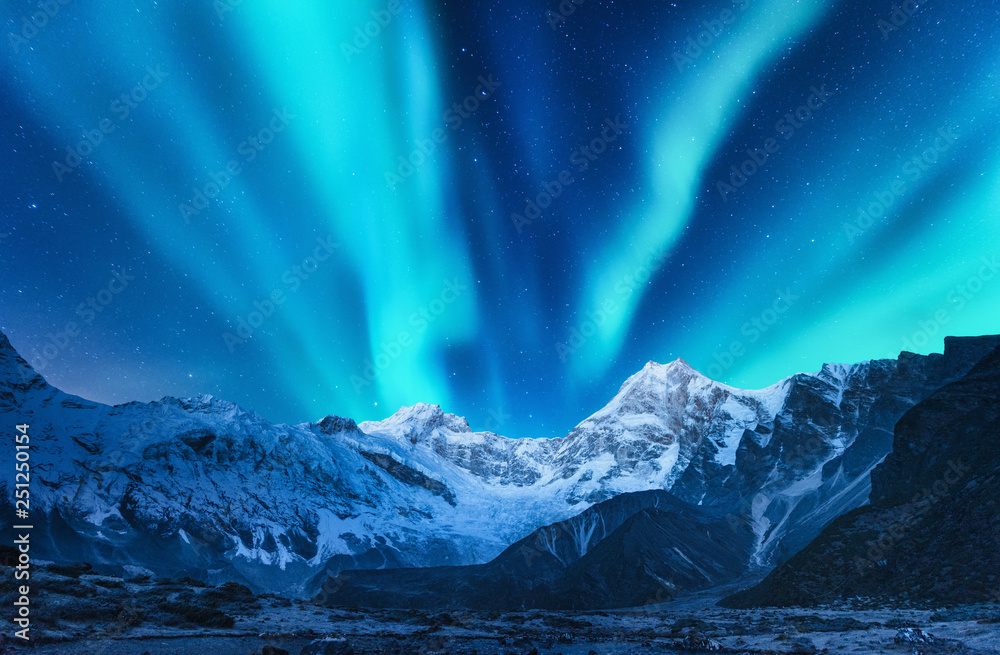 欧洲白雪皑皑的山脉上空的北极光。冬天的北极光，夜晚。