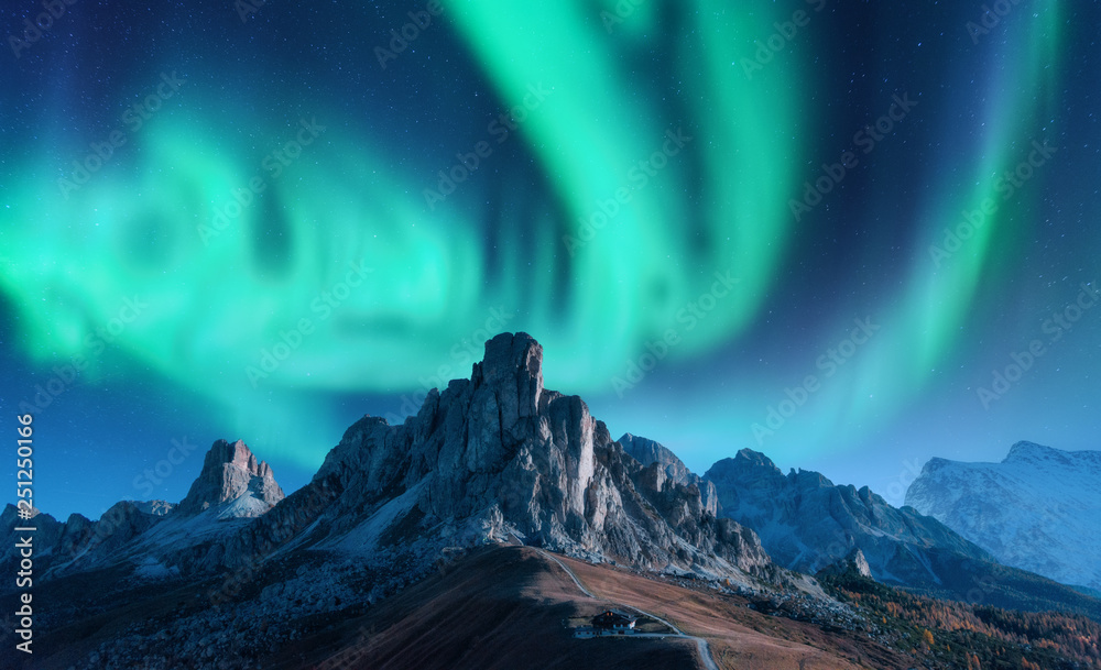 欧洲夜晚，北极光在山上升起。北极光。天空中有极光