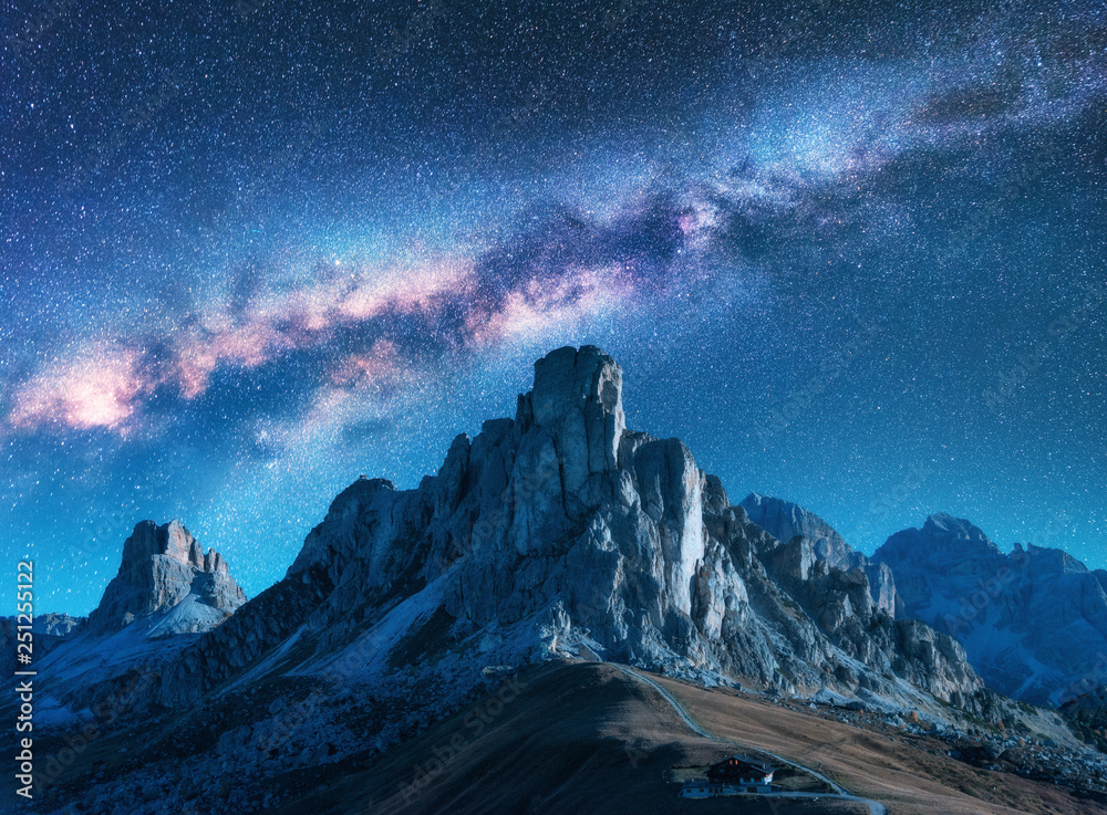 夏季夜晚，银河在山上。高山山谷的景观，带m的蓝天