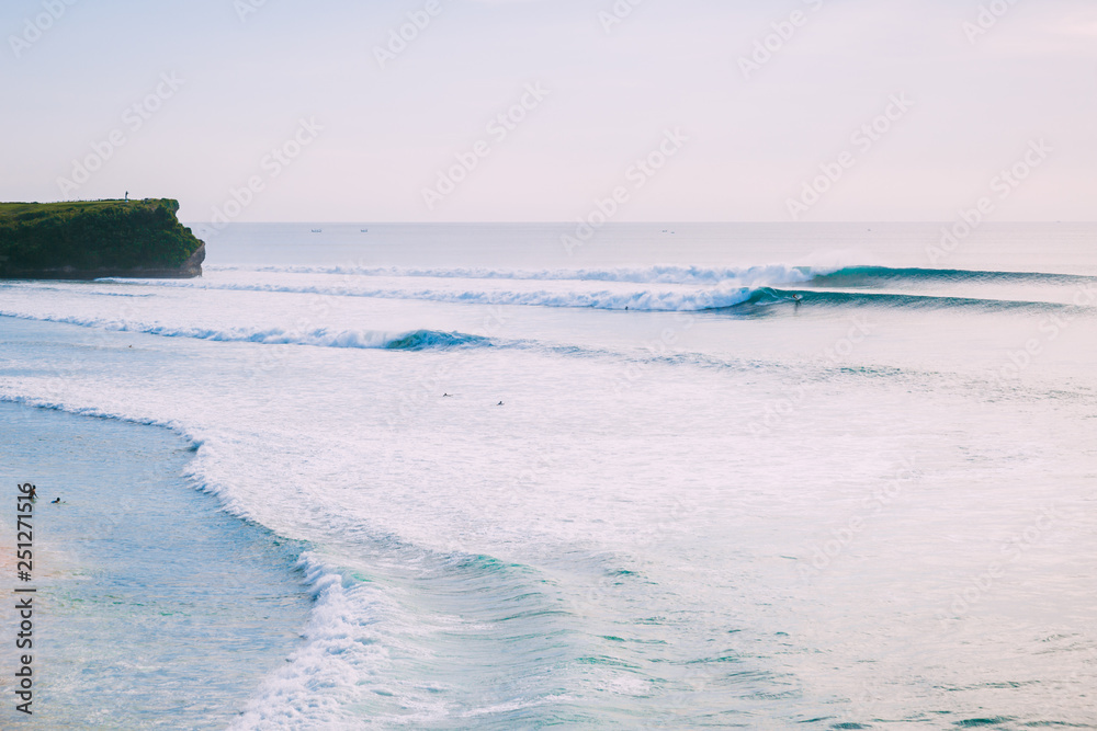 巴厘岛冲浪的巨浪。印度尼西亚的海滩和海浪