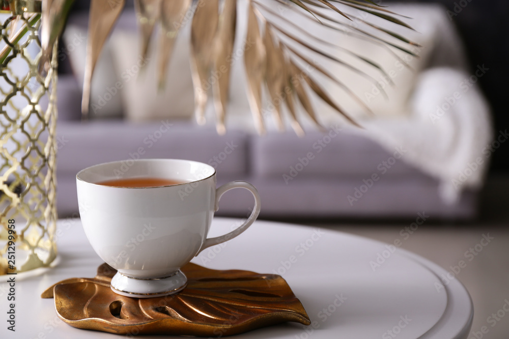房间桌子上的一杯热带树叶茶